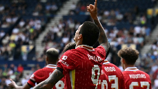 Darwin y Gakpo impulsan al Liverpool en el homenaje a Diogo Jota