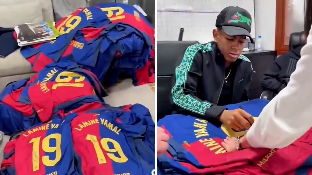 La imagen viral de Lamine firmando 100 camisetas del Barça: su cara hay que verla