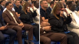 La madre de Trent no se aguantó: vean sus lágrimas a los cinco minutos de empezar el acto