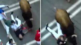 Sustazo en San Fermín: un toro engancha y arrastra varios metros a un mozo por Estafeta