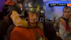 Es la imagen de la vergüenza: un bombero es agredido violentamente en grupo en los Campos Elíseos