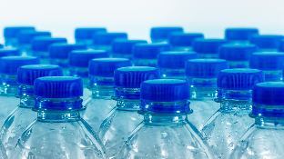 Retiran 850.000 botellas de agua después de que sus tapas se rompieran y dejaran ciegos a dos consumidores 