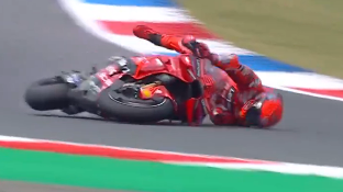 Márquez lidera en Assen pese a arrancar con una caída fea