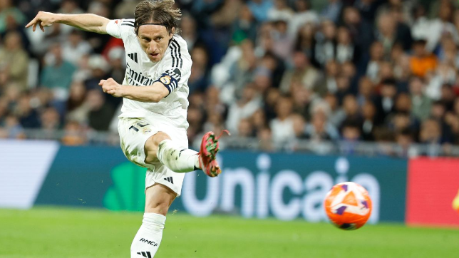 Modric aprieta a Xabi Alonso 